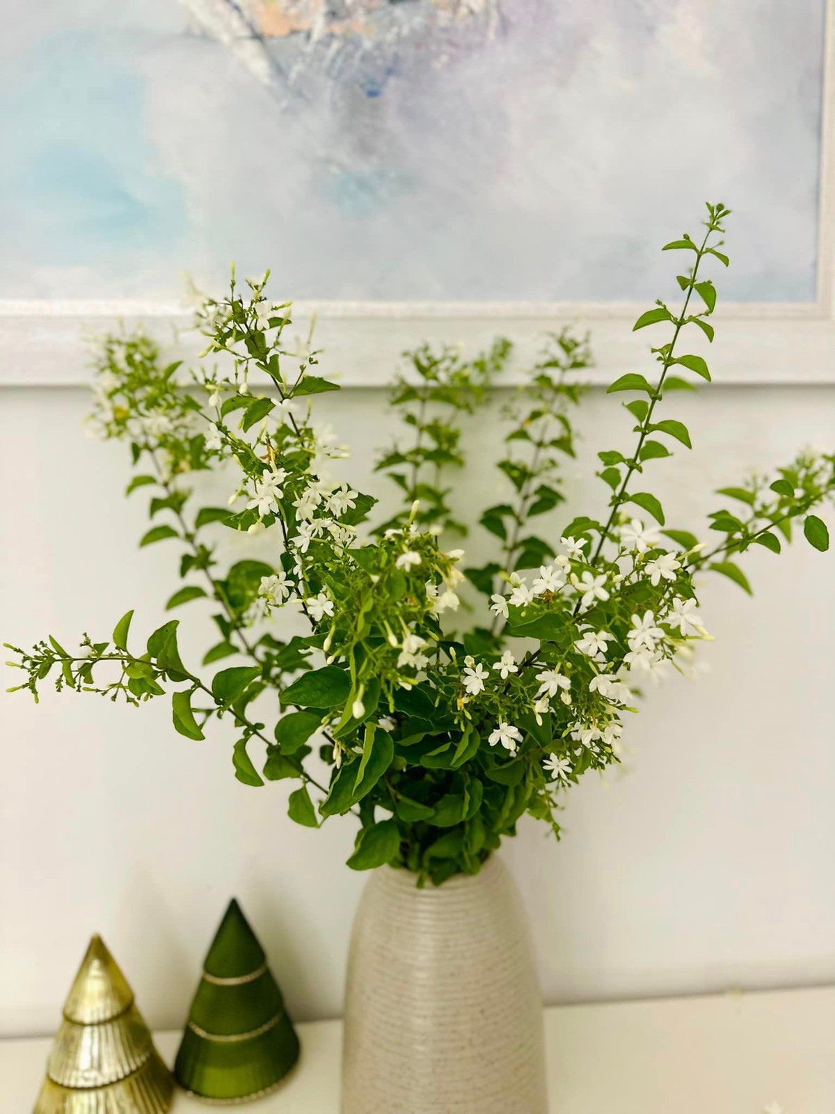 Thậm chí, bình hoa dại trong vườn cũng làm căn phòng bừng sáng, đầy năng lượng. Ảnh: FB Hoàng Thị Mỹ Lệ