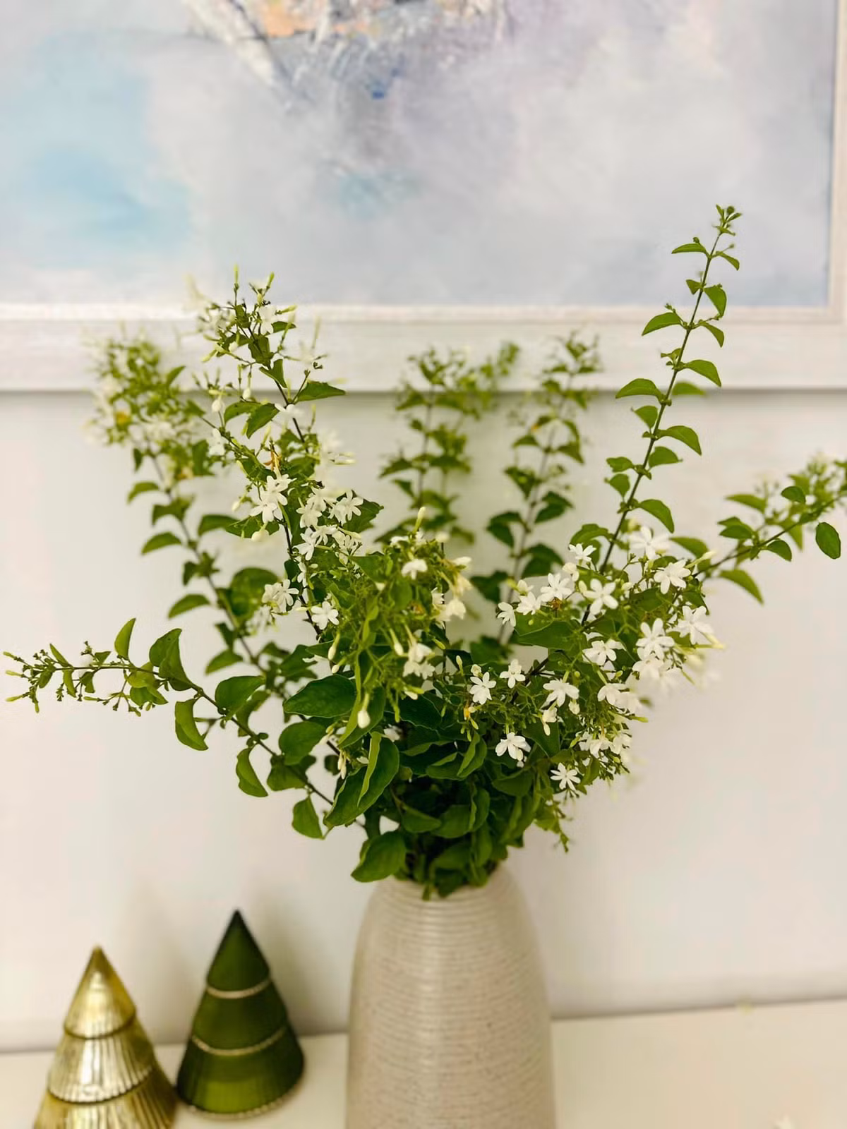 Thậm chí, bình hoa dại trong vườn cũng làm căn phòng bừng sáng, đầy năng lượng. Ảnh: FB Hoàng Thị Mỹ Lệ