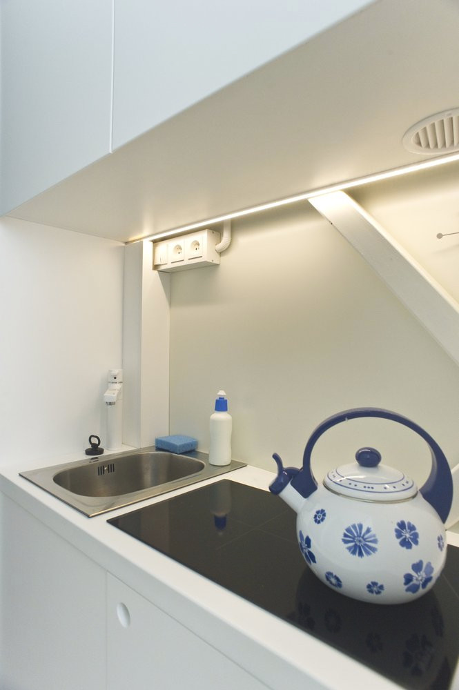 Ngôi nhà gồm 2 tầng, có đầy đủ các căn phòng cơ bản như nhà bếp, phòng tắm, phòng ngủ và một phòng khách. Ảnh: Archdaily