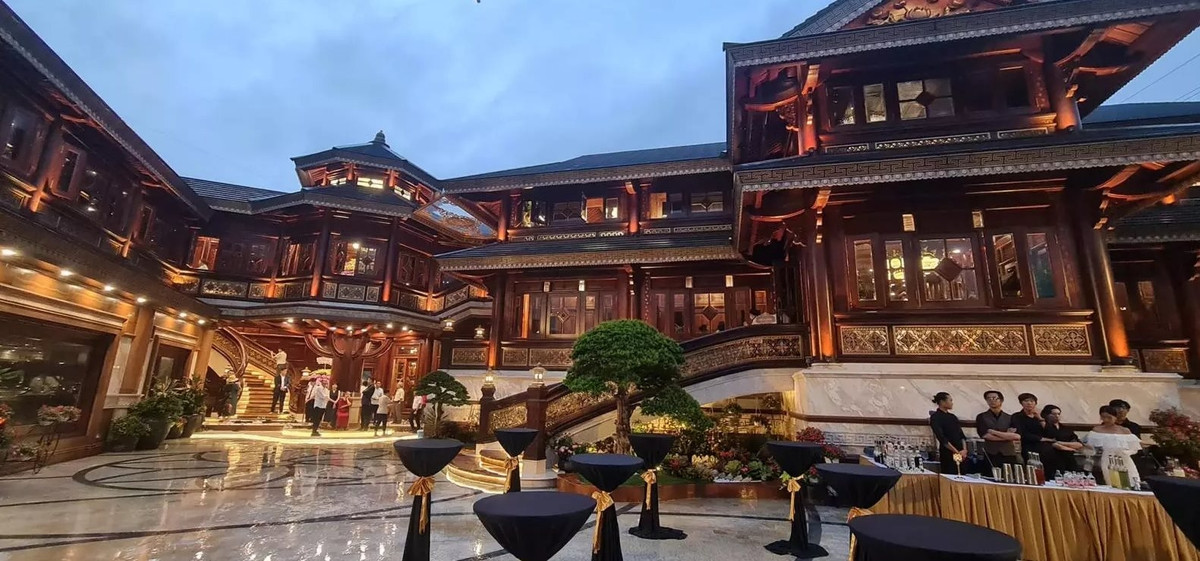 Biệt phủ bằng gỗ nằm trong khuôn viên được đầu tư nhiều tiểu cảnh, hồ cá. Ảnh: Facebook