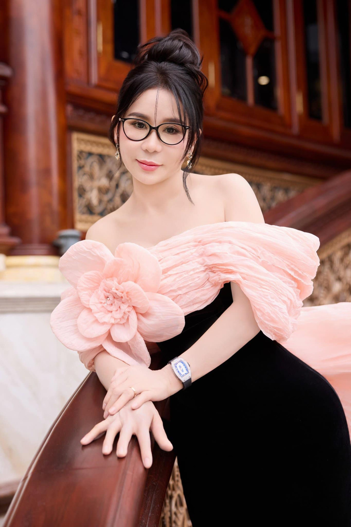 Vì tuổi thơ vất vả, phải theo mẹ lên rừng hái củi, bán rau, bán cá nên bà Mai mong muốn thoát nghèo. Bà từng làm nhiều việc như công nhân tại xông ty giày da, phụ việc tại hàng ăn, buôn bán từ vịt lộn đến cá khô... Ảnh: FB Mai Lisa