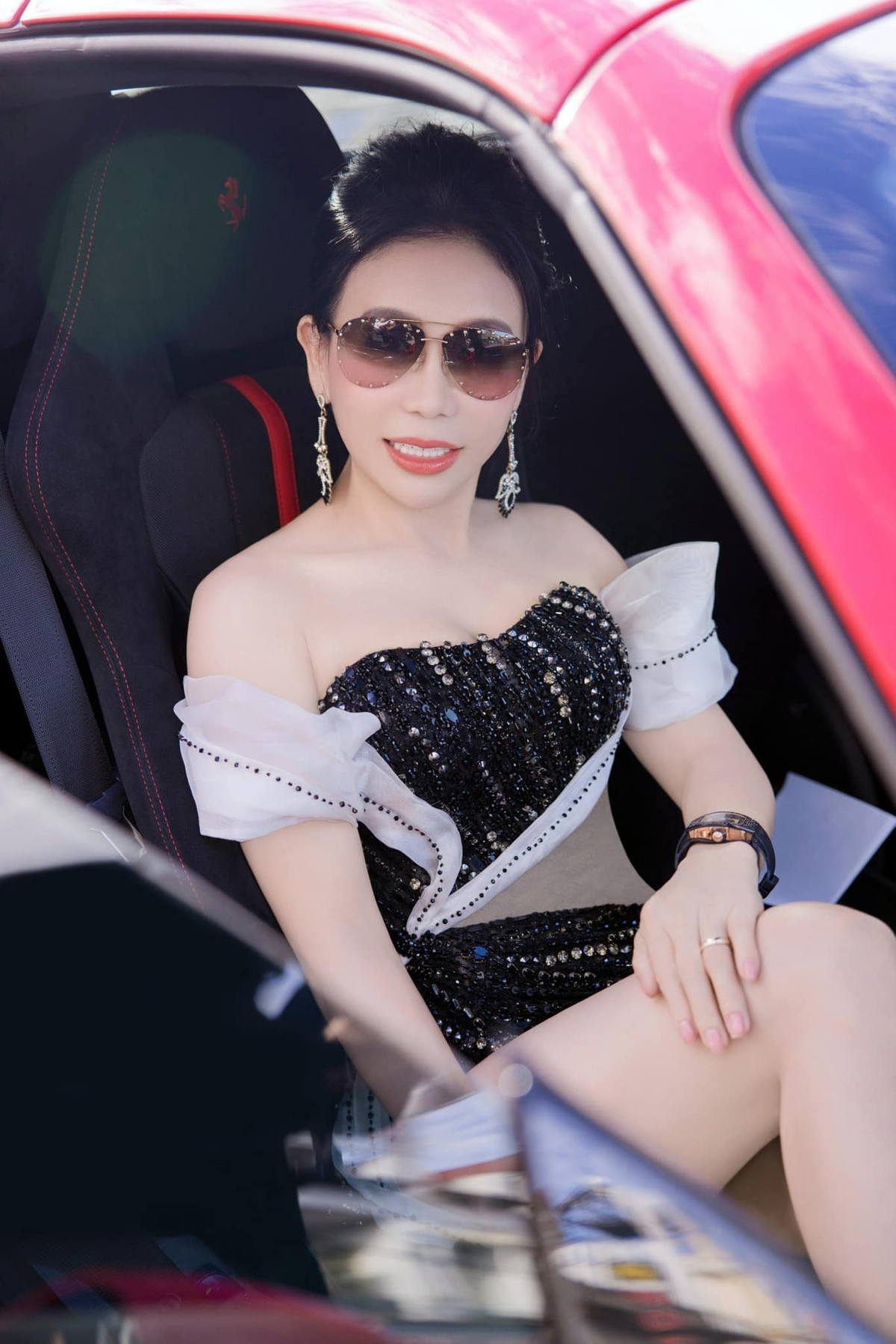 Sau này, cơ duyên được gặp vị khách làm nghề tóc giúp bà Mai bén duyên với nghề này. Ảnh: FB Mai Lisa