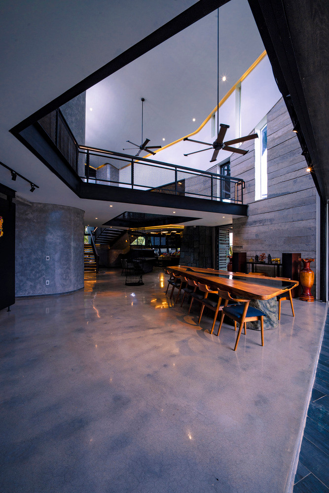 Từ phòng ngủ, để di chuyển đến các khu vực khác phải đi qua khu vực bếp. Điều này đã thổi luồng sinh khí mới vào bếp, từ đó làm cho những bữa ăn gia đình trở nên ngon miệng hơn. Ảnh: Dung Huỳnh