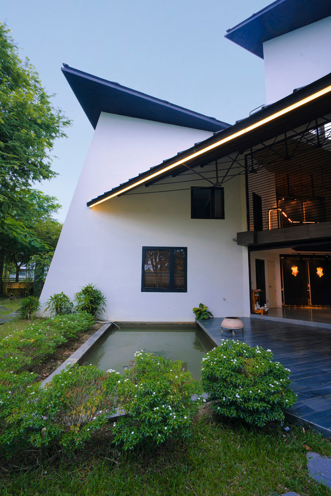 Khi ngồi lại với nhau, bao ký ức tuổi thơ ùa về, đó là lúc mọi người cùng nhau chia sẻ. Ảnh: Dung Huỳnh