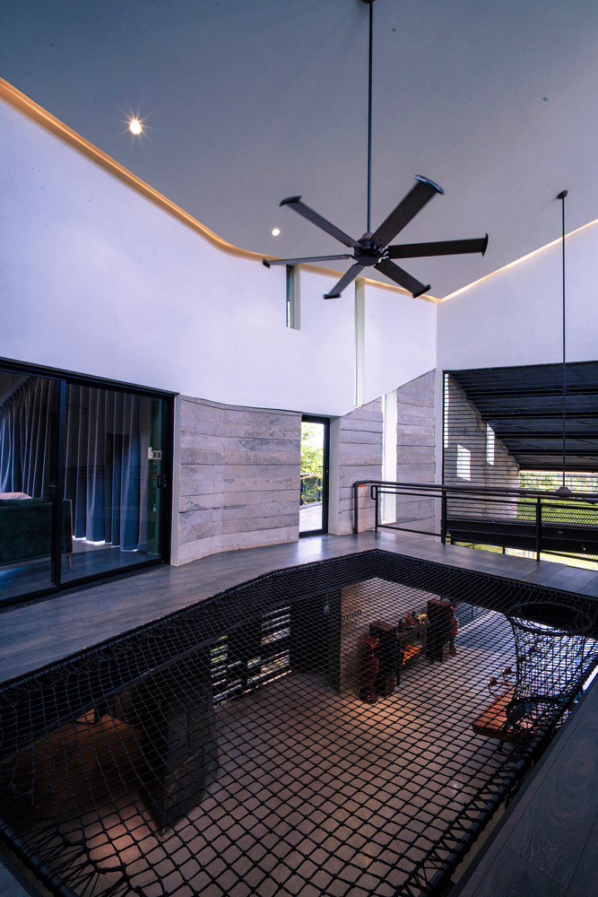 Không chỉ chú trọng về bố cục mặt bằng, về cao độ, khu bếp còn được ưu tiên với cao độ lớn và sử dụng quạt trần. Ảnh: Dung Huỳnh