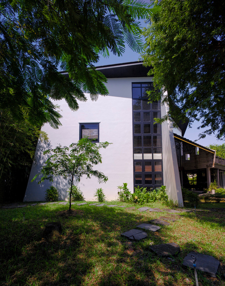 Tọa lạc tại huyện Vĩnh Cửu (tỉnh Đồng Nai), ngôi nhà được thiết kế với quan niệm: nhà không chỉ là nơi để ở, mà còn là nơi để thư giãn, kết nối gia đình và là nguồn cảm hứng sáng tạo làm việc. Ảnh: Dung Huỳnh