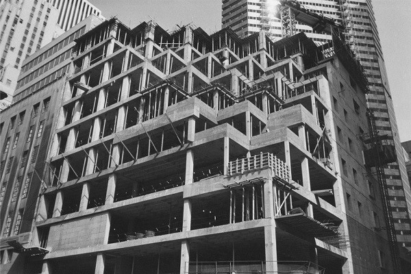 Tòa tháp hoàn thành vào năm 1984, khi đó ông Trump là một trùm bất động sản đang lên, mong muốn sẽ xây dựng lên một toàn nhà siêu sang trọng, một bất động sản cao cấp đầu tiên với các cửa hàng bán lẻ, văn phòng và nhà ở cao cấp tại Mỹ. Ảnh: BI