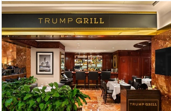 Nằm ở góc sảnh lớn trong tòa nhà, nhà hàng Trump Grill phục vụ các món ăn cổ điển của Mỹ. Ảnh: Instagram