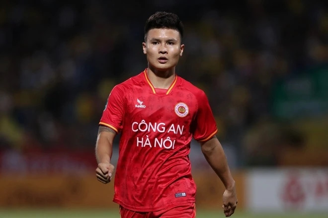 Tháng 6/2023, Quang Hải bất ngờ chấm dứt hợp đồng trước thời hạn với đội bóng Pháp và về nước khoác áo CLB CAHN với mức lương tháng hơn 100 triệu đồng, lọt vào top cầu thủ nội hưởng lương cao nhất tại V-League 2023. Ảnh: Znews