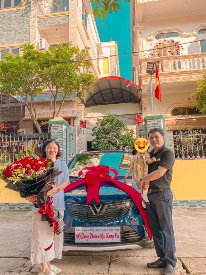 Năm 2021, tiền vệ Quang Hải còn mua chiếc ô tô Vinfast Fadil tặng ba mẹ nhân dịp lễ Vu Lan (báo hiếu) với giá ước tính khoảng nửa tỷ đồng. Ảnh: Facebook