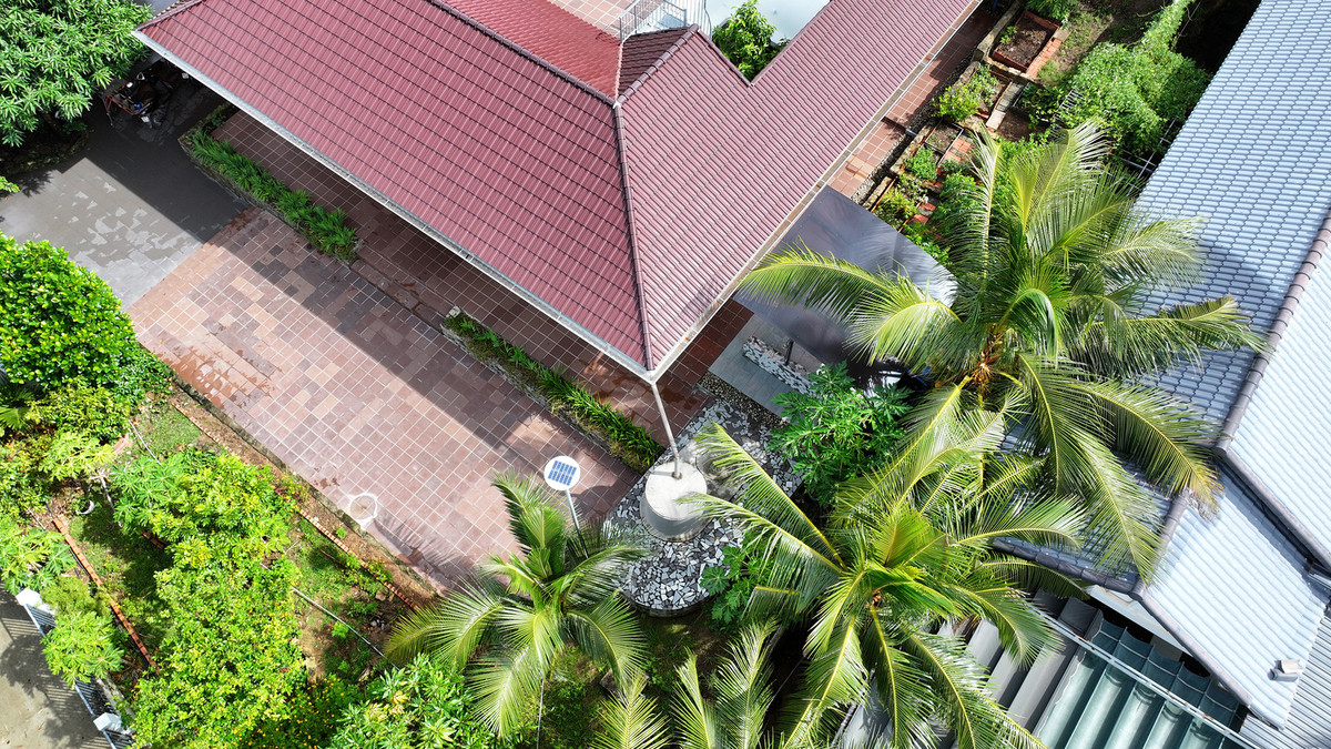 Toàn bộ diện tích phía trên mái sẽ thu nước mưa về các bể chứa lớn đặt xung quanh vườn, qua hệ thống lọc và đưa vào sử dụng cho sinh hoạt, một phần được dành để tưới cây. Ảnh: Cao Hoa