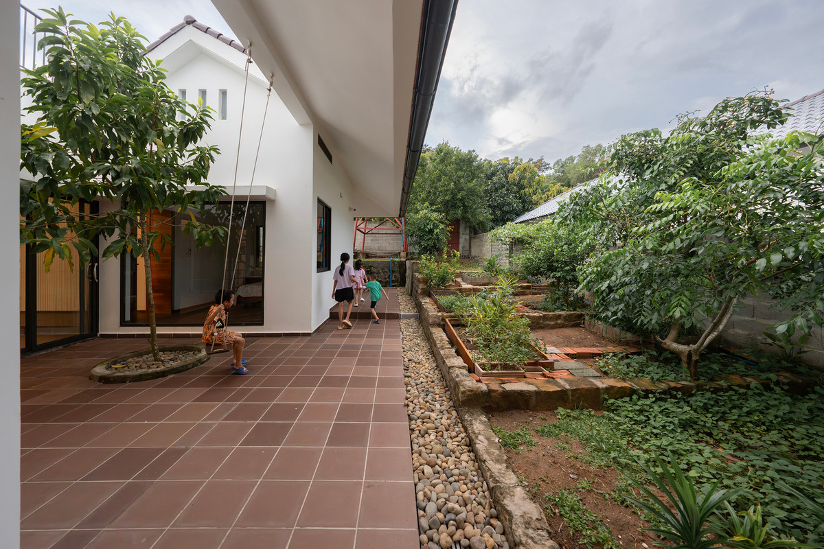 Khu vực hành lang tạo thành một vòng khép kín xung quanh, đóng vai trò là không gian cho các hoạt động bất ngờ và thú vị. Ảnh: Cao Hoa