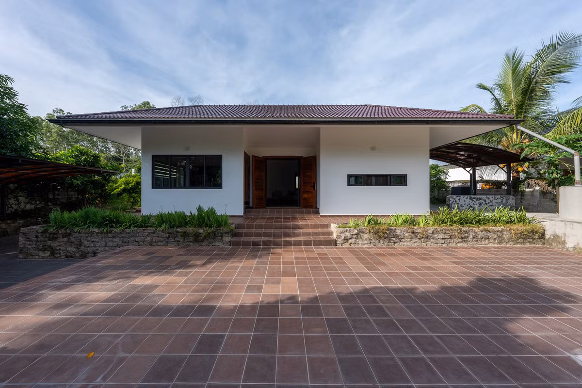 Gia chủ mong muốn một ngôi nhà có chi phí hợp lý nhưng bền vững và thân thiện với môi trường, có thể thu thập nước mưa để đáp ứng nhu cầu hàng ngày. Ảnh: Cao Hoa