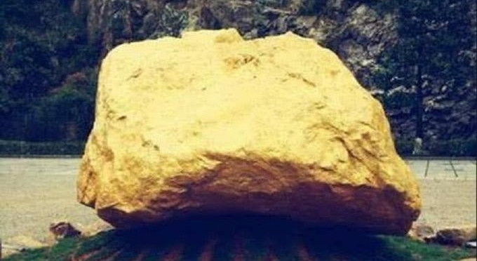 Sau khi được phát hiện, tảng vàng khổng lồ đã được trưng bày tại lối vào Công viên mỏ quốc gia Trung Quốc. Ảnh: 163