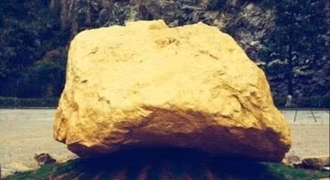 Sau khi được phát hiện, tảng vàng khổng lồ đã được trưng bày tại lối vào Công viên mỏ quốc gia Trung Quốc. Ảnh: 163