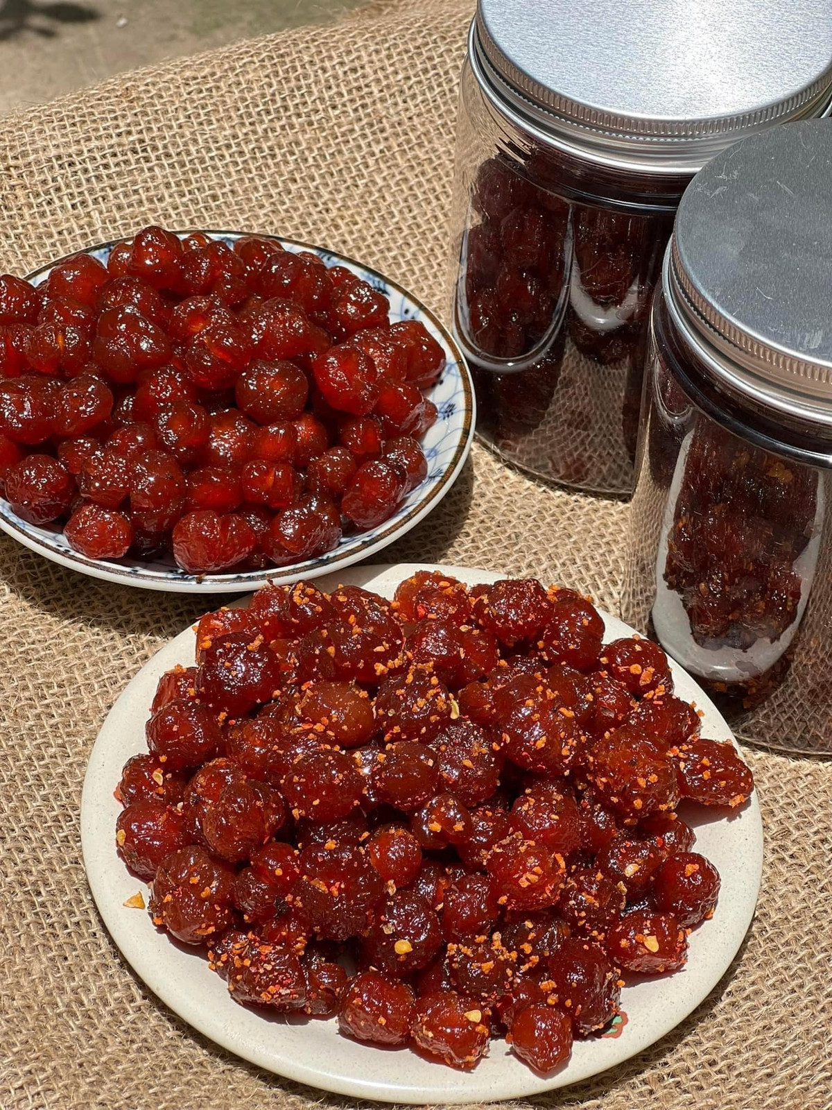 Mứt chùm ruột đóng thành hộp sang chảnh, phù hợp để làm quà tặng gần xa cho bạn bè, người thân. Ảnh: Facebook