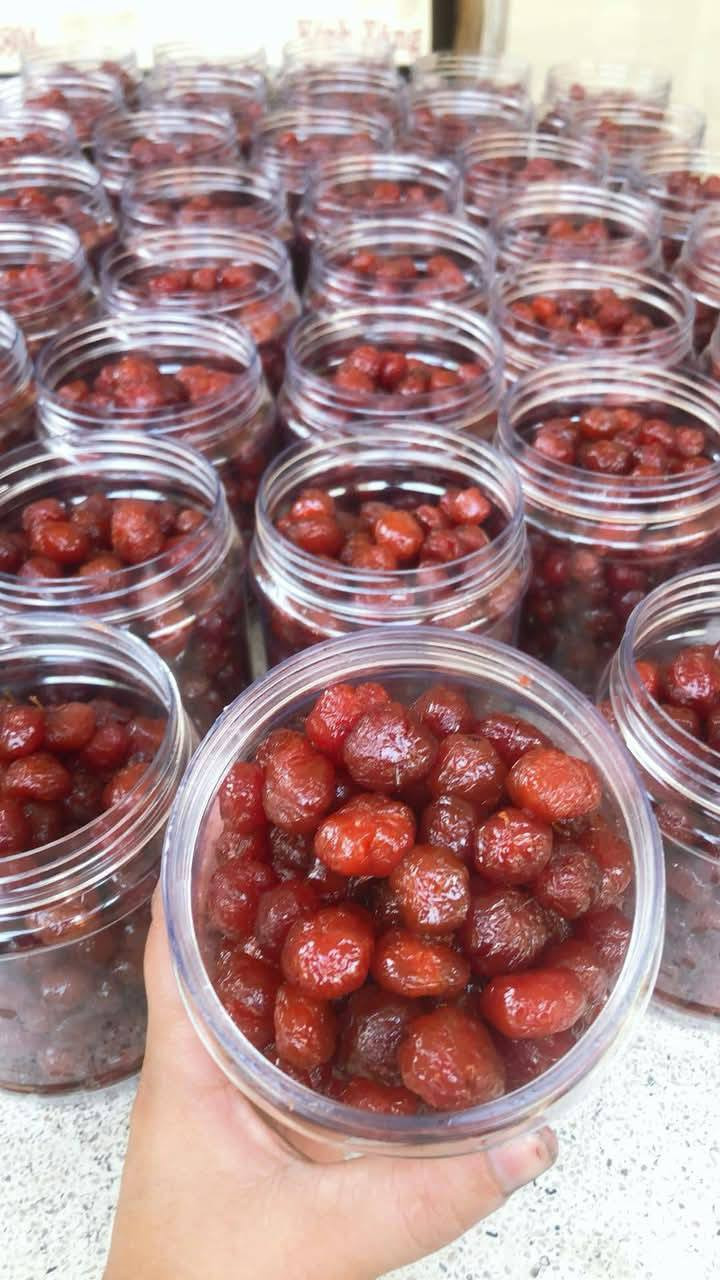Ngoài bán theo cân, các tiểu thương còn đóng mứt chùm ruột thành các hũ 500g, giá từ 75.000 - 90.000 đồng/hũ. Ảnh: Facebook