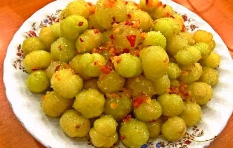 Từ chùm ruột có thể chế biến thành các món: chùm ruột chanh muối, chùm ruột xóc muối đường, mứt chùm ruột... Ảnh: Internet