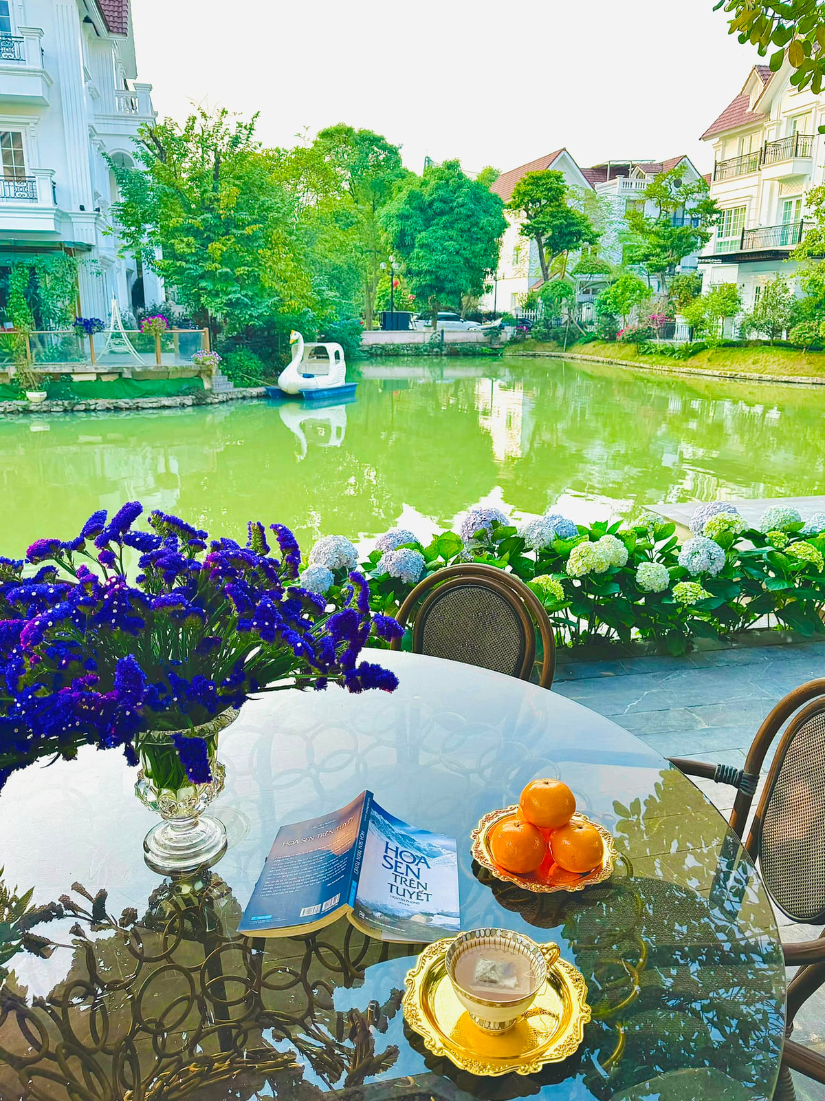 Nhờ đó, góc sân vườn trở thành không gian thư giãn, ngắm view hồ tuyệt đẹp. Ảnh: FB Lã Thanh Huyền