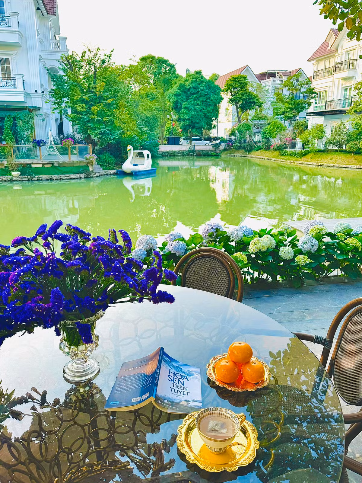 Nhờ đó, góc sân vườn trở thành không gian thư giãn, ngắm view hồ tuyệt đẹp. Ảnh: FB Lã Thanh Huyền