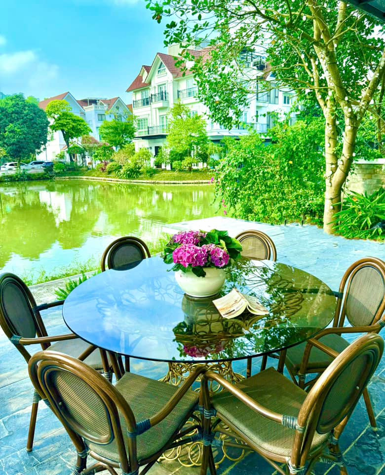 Mới đây trên trang cá nhân, Lã Thanh Huyền chia sẻ hình ảnh khu vườn trong biệt thự triệu đô với cỏ cây hoa lá khiến khán giả xuýt xoa. Ảnh: FB Lã Thanh Huyền