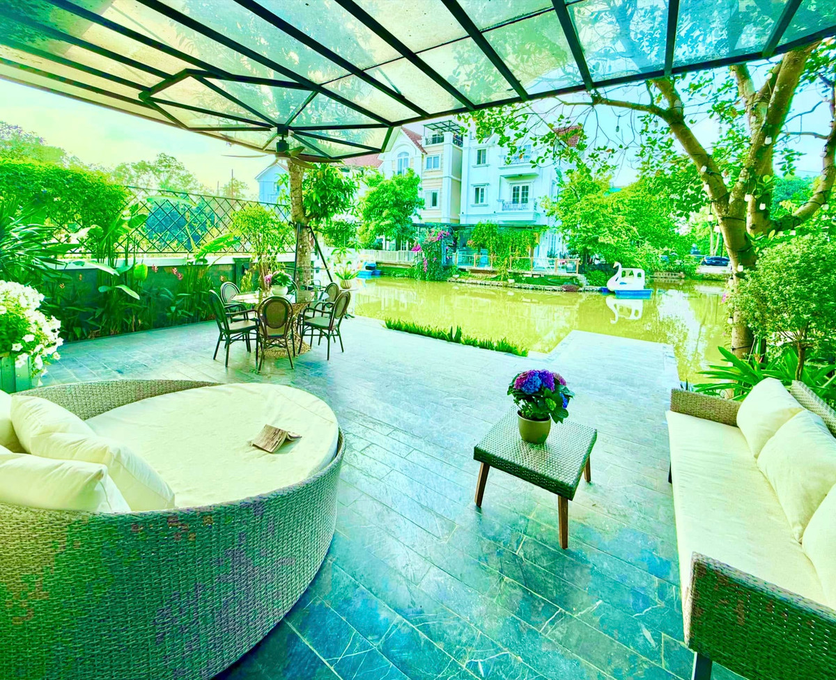 Khu vườn được trồng rất nhiều cây xanh và hoa thơm quanh năm. Ảnh: FB Lã Thanh Huyền