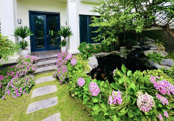 Các loại hoa chủ đạo cho khu vườn sẽ được Lã Thanh Huyền trồng quanh hồ cá Koi và ven con đường đá nhỏ dẫn vào cửa chính của ngôi nhà. Ảnh: FB Lã Thanh Huyền