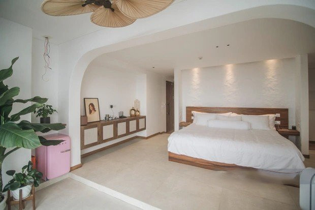 Phòng ngủ tối giản, ít thiết bị điện tử tạo cảm giác nghỉ ngơi trọn vẹn. Ảnh: chụp màn hình