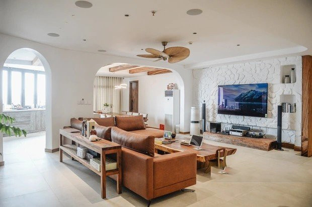 Dù rộng tới hơn 300m2 nhưng ca nương Kiều Anh và ông xã Văn Quỳnh chỉ thiết kế 2 phòng ngủ riêng biệt, còn lại là không gian sinh hoạt chung vô cùng rộng rãi. Ảnh: chụp màn hình