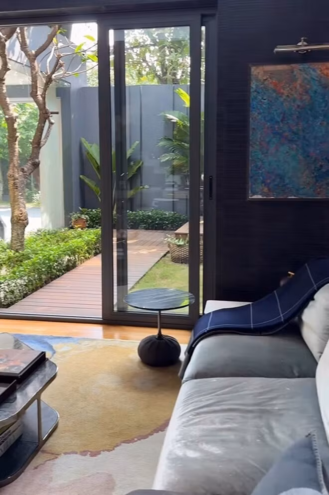 Từ phòng khách có thể nhìn thấy sân vườn xanh mát qua cửa kính lớn. Ảnh: FBNV