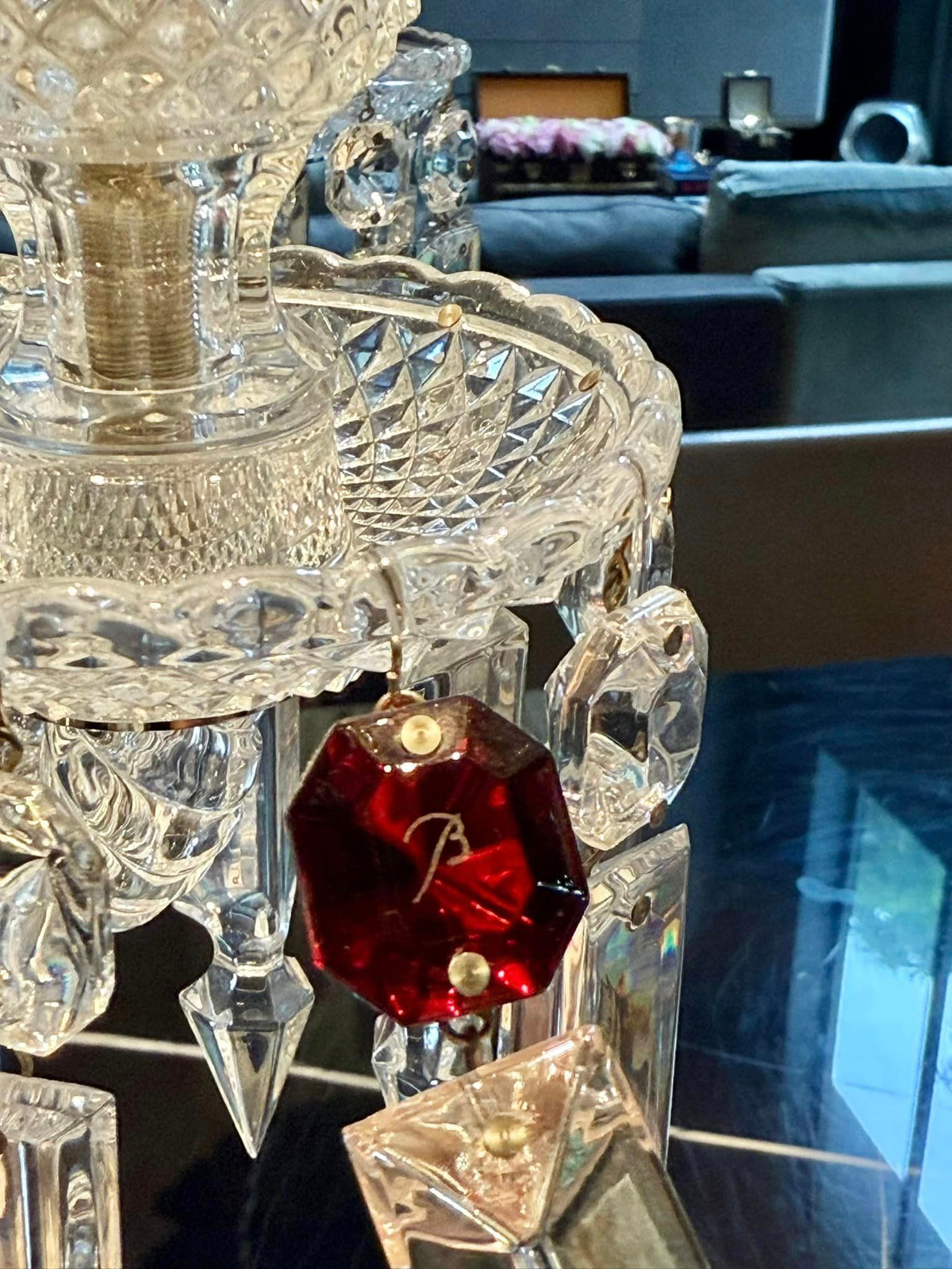 Mỗi chi tiết trong ngôi nhà, từ một quyển sách, một bình bông, đến những món đồ nội thất và các vật dụng nhỏ xinh, đều thể hiện phong cách và cá tính của gia chủ. Ảnh: FBNV