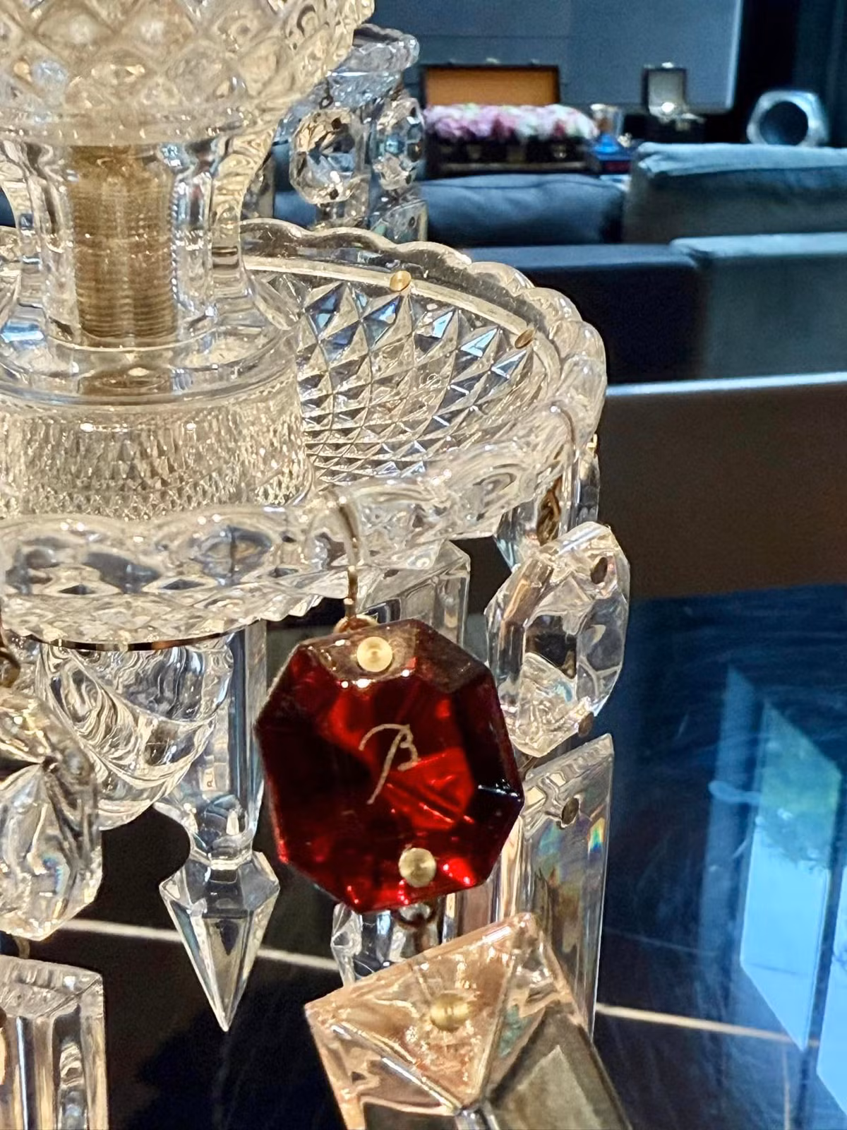 Mỗi chi tiết trong ngôi nhà, từ một quyển sách, một bình bông, đến những món đồ nội thất và các vật dụng nhỏ xinh, đều thể hiện phong cách và cá tính của gia chủ. Ảnh: FBNV