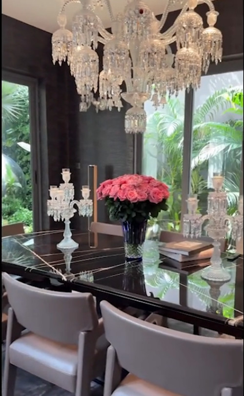 Bàn ăn được trang trí bộ đèn chùm đẹp mắt. Ảnh: FBNV