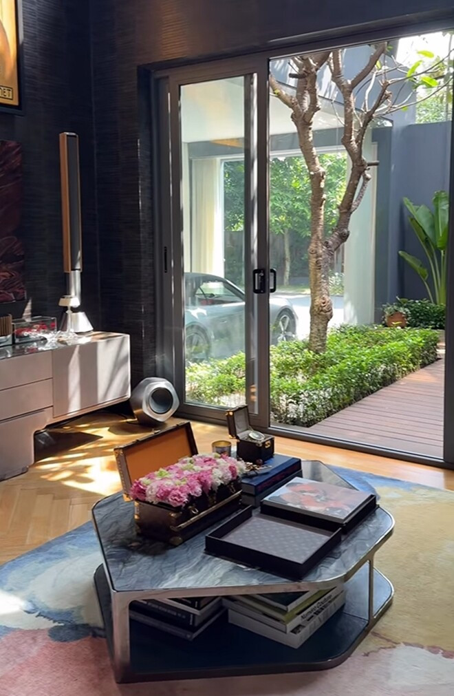 Mỗi góc trong căn nhà đều toát lên sự tỉ mỉ, kết hợp hài hòa giữa nội thất sang trọng và không gian mở. Ảnh: FBNV