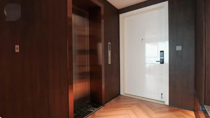 Mới đây, kênh YouTube NhaF giới thiệu một căn hộ sang trọng và tinh tế tại Ecopark (Văn Giang, Hưng Yên)... Điều đặc biệt là căn hộ có thang máy riêng nên thuận tiện cho việc di chuyển. Ảnh chụp màn hình