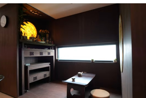 Đối diện phòng rượu là khu vực phòng thờ mang hơi hướng cổ điển. Ảnh chụp màn hình