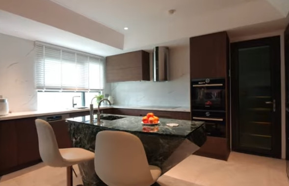 Phòng bếp thông thoáng, nổi bật với chiếc bàn đảo thiết kế giống như viên kim cương. Ảnh chụp màn hình