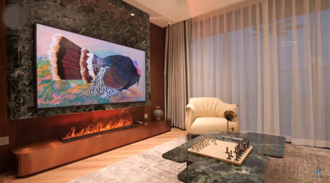 Trong phòng khách còn có lò sưởi hơi nước. Ảnh chụp màn hình