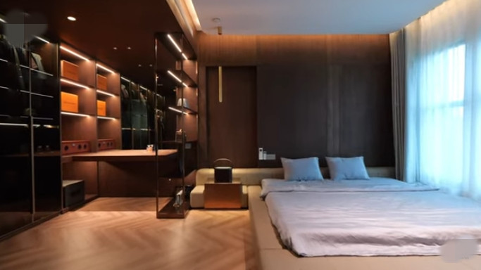 Căn hộ gồm 3 phòng ngủ. Trong đó, phòng ngủ master thiết kế với gam màu tối dễ chịu. Ảnh chụp màn hình