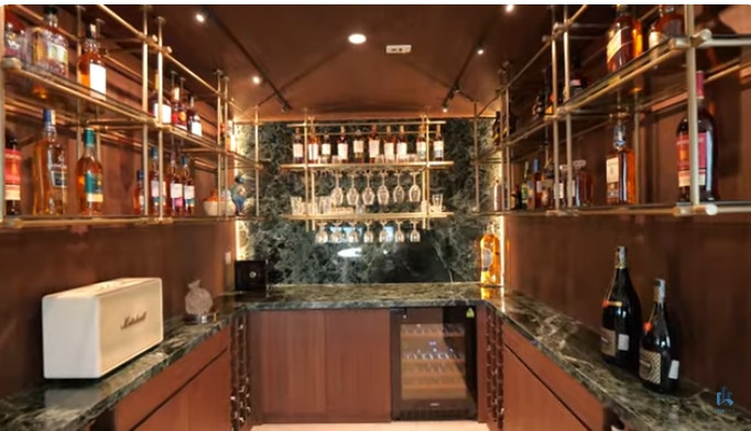 Phòng rượu sử dụng đá xanh kết hợp với gỗ tạo sự sang trọng. Ảnh chụp màn hình