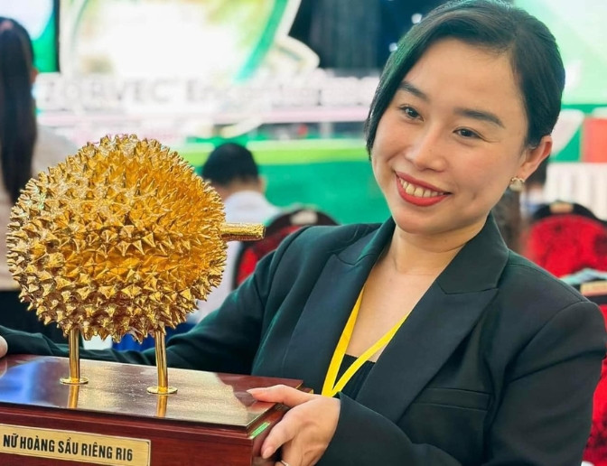 Trong khuôn khổ Lễ hội Sầu riêng Krông Pắk lần 2 - 2024, UBND huyện Krông Pắk (Đắk Lắk) tổ chức buổi đấu giá ba trái sầu riêng mang danh hiệu "nữ hoàng sầu riêng". Đáng chú ý, kỷ lục đấu giá thuộc về trái "nữ hoàng sầu riêng" Ri6, được một nữ đại gia mua với giá cao nhất lên đến 1,4 tỷ đồng. Ảnh: Phanbon3tot