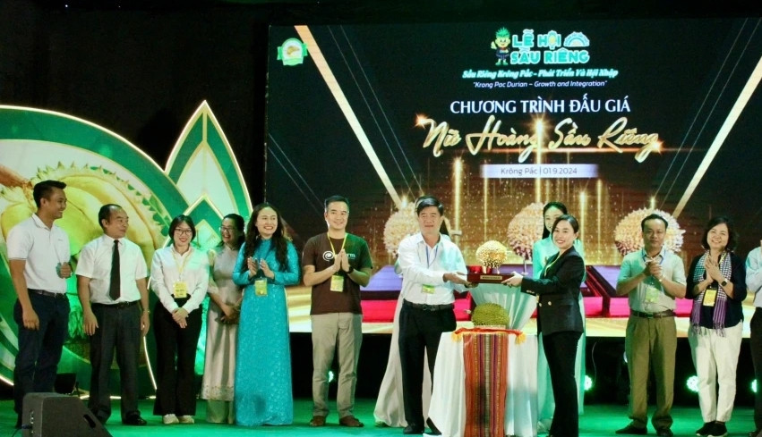 Chia sẻ về lý do chi số tiền "khủng" mua quả sầu riêng 1,4 tỷ, bà Ngô Tường Vi - Tổng giám đốc Công ty cổ phần Tập đoàn xuất nhập khẩu trái cây Chánh Thu khẳng định, sầu riêng Ri6 là niềm tự hào và là giống sầu riêng chính thức của Việt Nam, đang được xuất khẩu đi nhiều nước, ngày càng được người tiêu dùng ưa chuộng và tin dùng. Ảnh: VOV