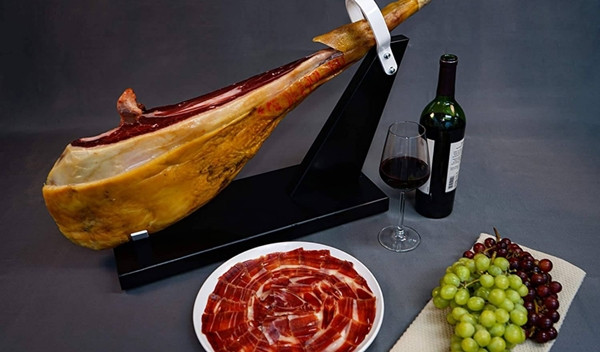 Tuy nhiên, đùi heo muối thượng hạng thường khó mua, khách hàng thường phải đặt trước. Ảnh: CP Food