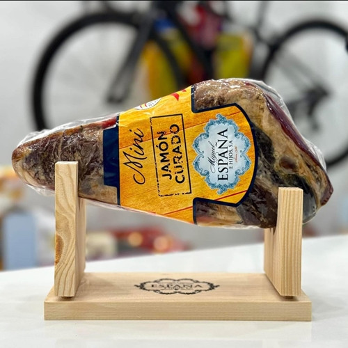 Do đó, khi Tết Nguyên đán Ất Tỵ 2025 đến gần, đùi heo muối đổ bộ thị trường Việt với giá bán đắt đỏ. Ảnh: FB Trang Quynh Ngo