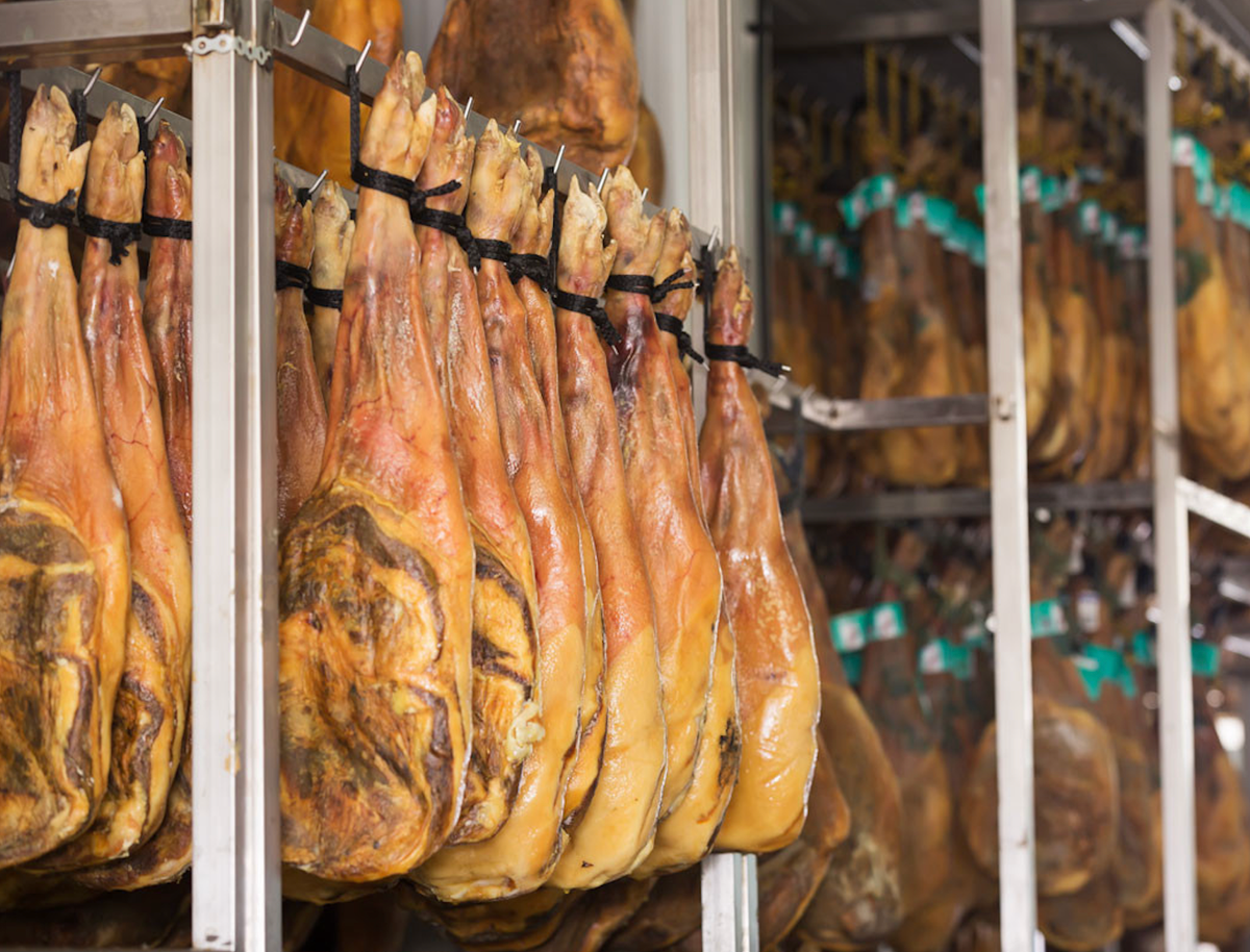 Xuất hiện tại thị trường Việt Nam gần chục năm nay, đùi heo muối Tây Ban Nha được mệnh danh là món đặc sản làm từ thịt heo ngon và nổi tiếng nhất thế giới. Ảnh: Amigofoods