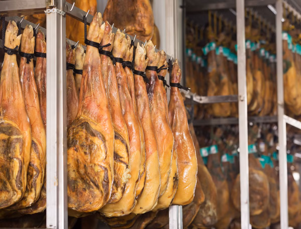 Xuất hiện tại thị trường Việt Nam gần chục năm nay, đùi heo muối Tây Ban Nha được mệnh danh là món đặc sản làm từ thịt heo ngon và nổi tiếng nhất thế giới. Ảnh: Amigofoods