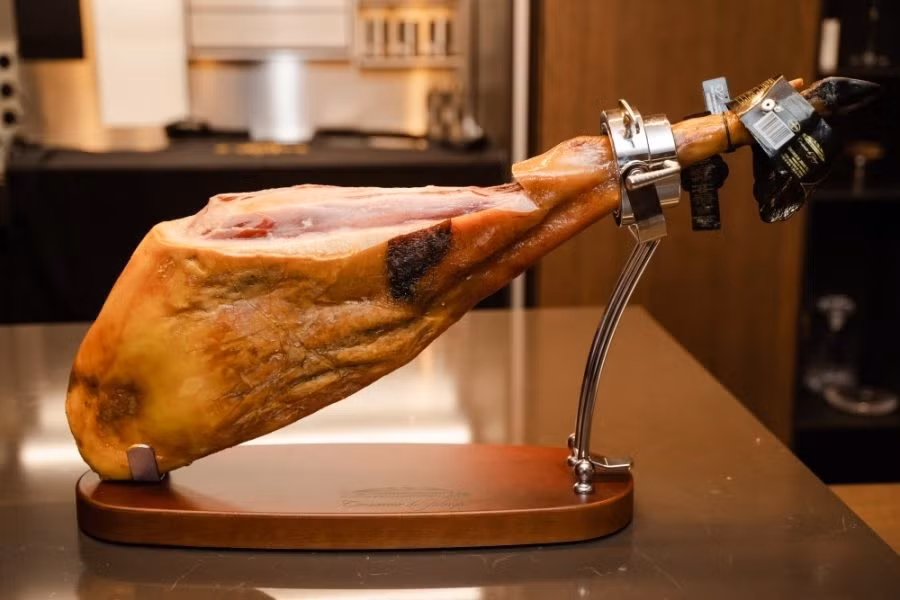 Trên thị trường, nhiều đầu mối quảng cáo chung đùi heo muối Tây Ban Nha. Vì vậy, nhiều người nhầm tưởng đùi heo muối trên thị trường đều là làm từ thịt heo Iberico nổi tiếng. Ảnh: Getty