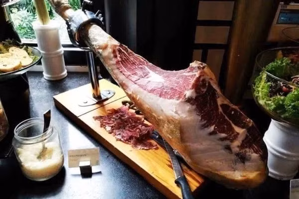 Trong khi đó, đùi heo muối loại thượng hạng đã rút xương có giá hơn 6 triệu đồng/kg. Ảnh: iBiero Craft Beer