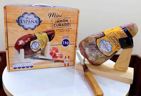 Đùi heo muối Tây Ban Nha nằm trong phân khúc thực phẩm cao cấp, là món ăn khai vị sang chảnh của các gia đình có điều kiện. Ảnh: FB Bui Nam Cao