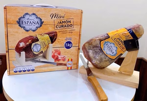 Đùi heo muối Tây Ban Nha nằm trong phân khúc thực phẩm cao cấp, là món ăn khai vị sang chảnh của các gia đình có điều kiện. Ảnh: FB Bui Nam Cao